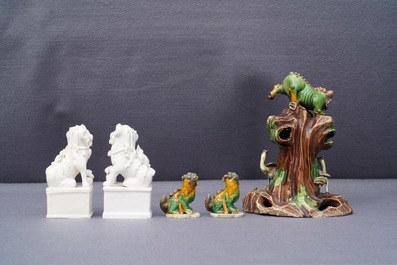 Une collection de lions bouddhistes en porcelaine blanc de Chine et biscuit famille verte, Kangxi